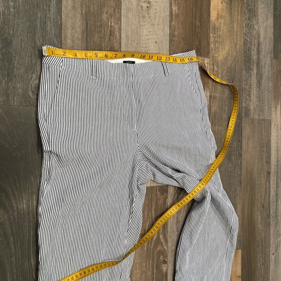 Talbots Chelsea Women's Size 10 Seersucker Crop Capri Pants Blue & White Striped - Picture 7 of 10